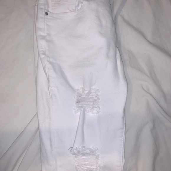 I’m selling these pair of white encore jeans - Picture 1 of 3